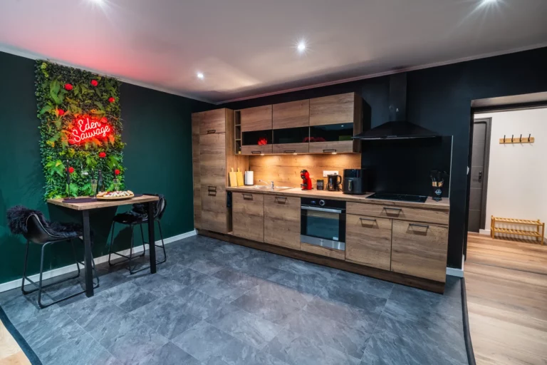 Cuisine équipée et enseigne néon de la love room – photo LLP Agency