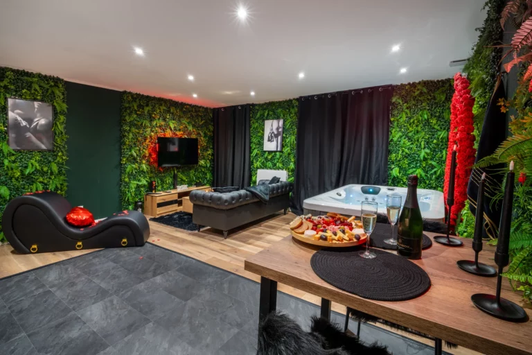 Vue d’ensemble de la love room Eden Sauvage, jacuzzi et mur végétal – photo LLP Agency