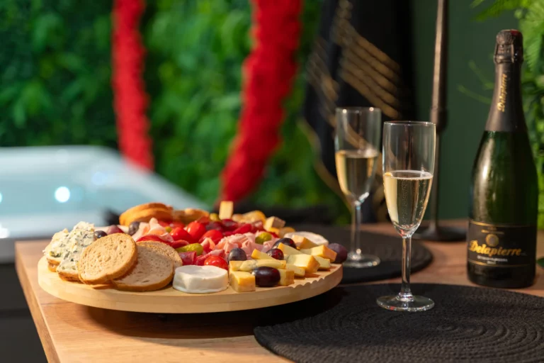 Plateau apéritif et champagne servis dans la love room – photo LLP Agency