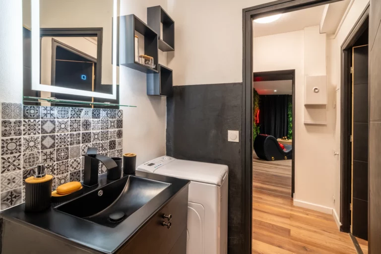 Salle de bain moderne avec vasque noire – photo LLP Agency