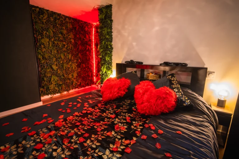 Lit décoré de pétales de roses et coussins cœur – photo LLP Agency