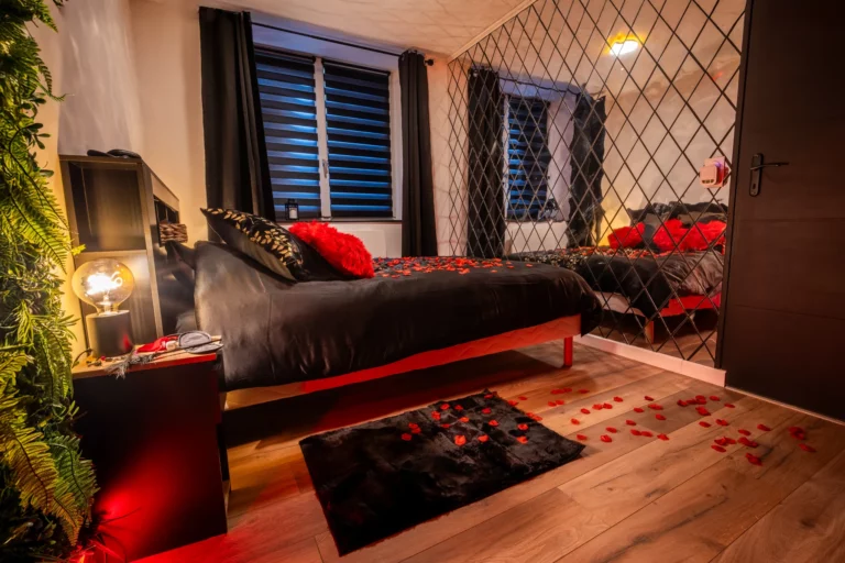 Chambre de la love room Eden Sauvage en lumière tamisée – photo LLP Agency
