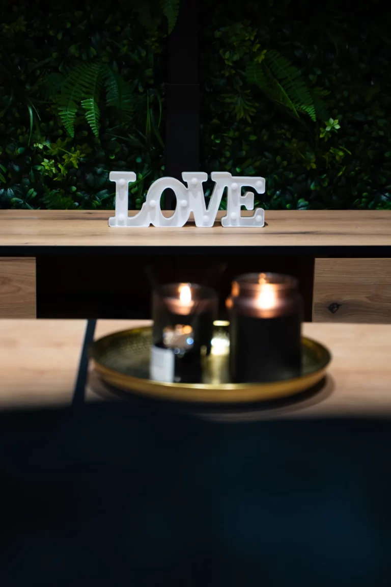 Bougies et décoration LOVE sur la table basse – photo LLP Agency