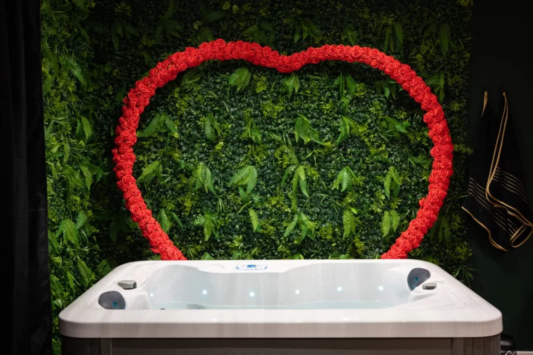 Jacuzzi privatif sous une arche cœur de roses, love room Eden Sauvage – photo LLP Agency