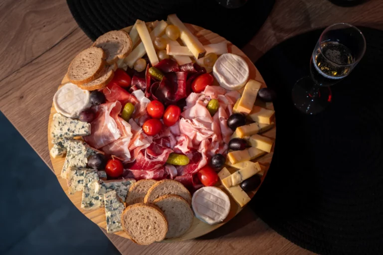 Planche de fromages et charcuterie vue de dessus – photo LLP Agency