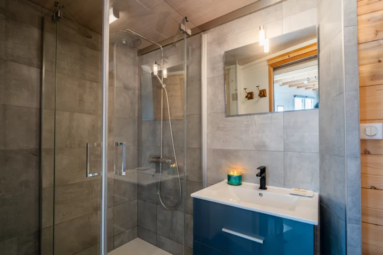 Salle d’eau avec douche à l’italienne – photo LLP Agency