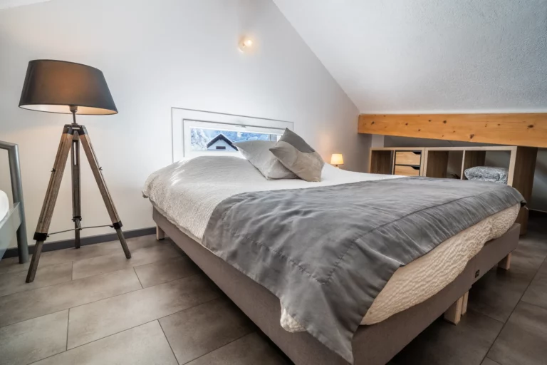 Chambre lumineuse sous les toits – photo LLP Agency