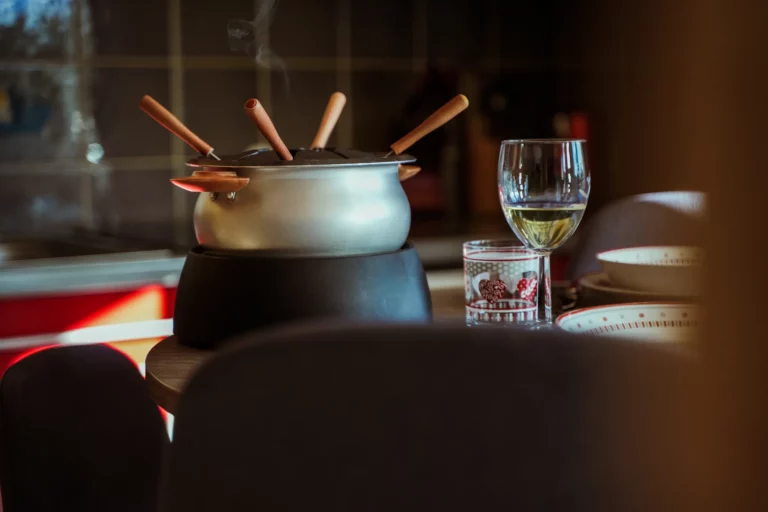 Fondue servie à table dans le chalet – photo LLP Agency