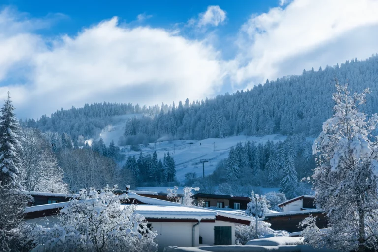 Montagnes enneigées autour de Métabief – photo LLP Agency